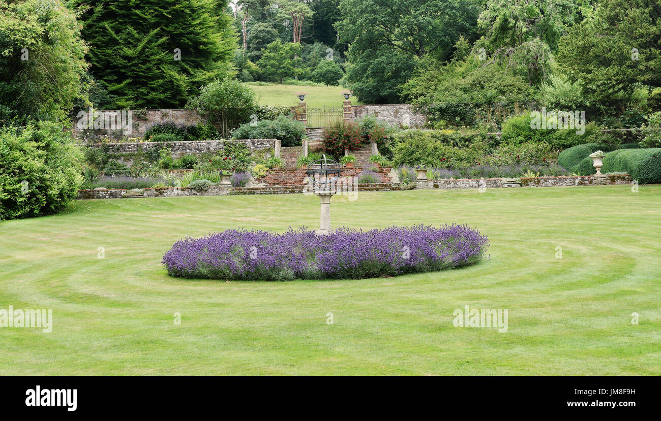 Un inglese un giardino murato con aiuola circolare di lavanda Foto Stock