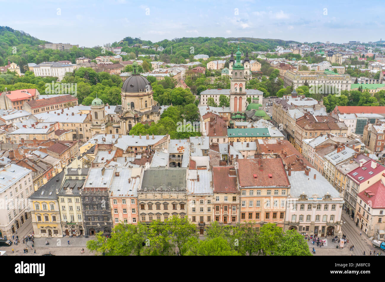 Vista da Lviv Municipio torre sopra la città e le chiese Foto Stock