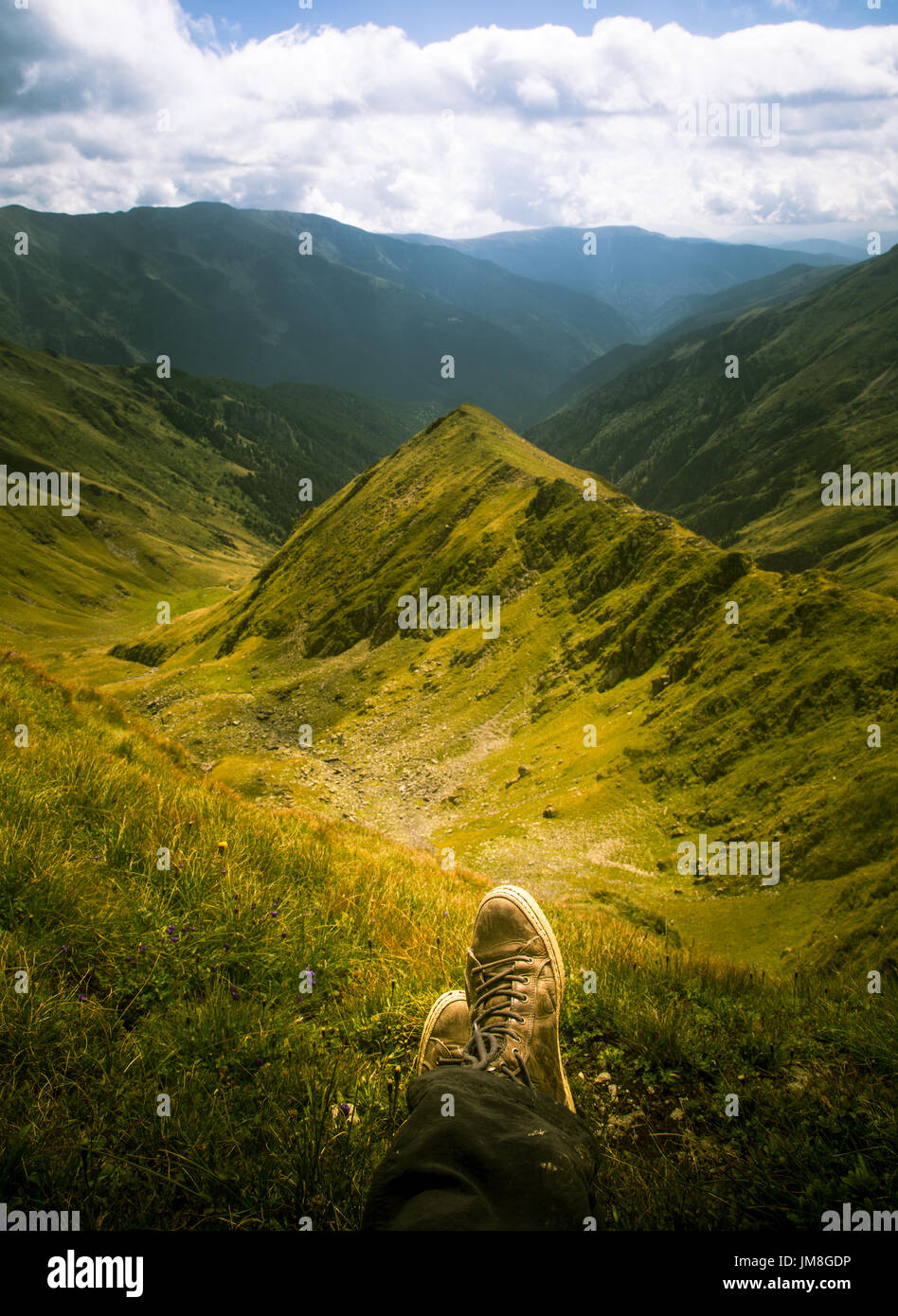 Un viaggiatore di riposo in un paesaggio di montagna nelle montagne dei Carpazi, Romania Foto Stock