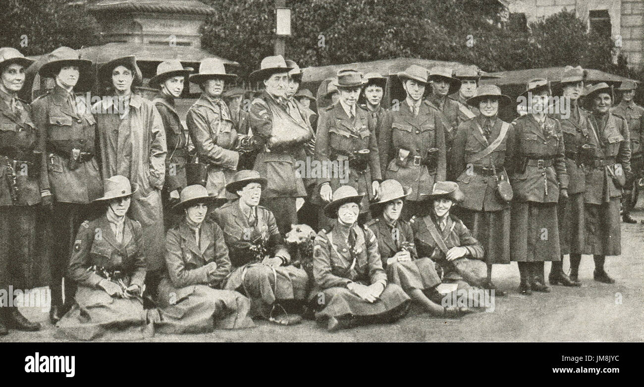 Le donne di riserva di corpi di ambulanza in posa di Londra prima di partire per il fronte orientale, ww1 Foto Stock