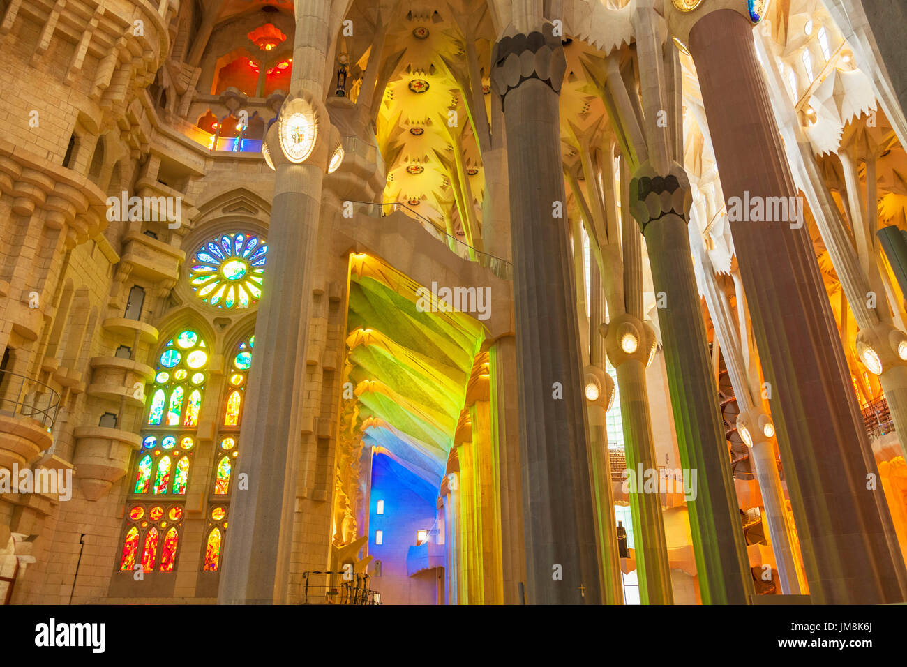 Barcellona Catalogna Spagna Barcellona La Sagrada Familia basilica cattedrale interno con finestre di vetro macchiate di Antoni Gaudì barcellona catalogna Foto Stock