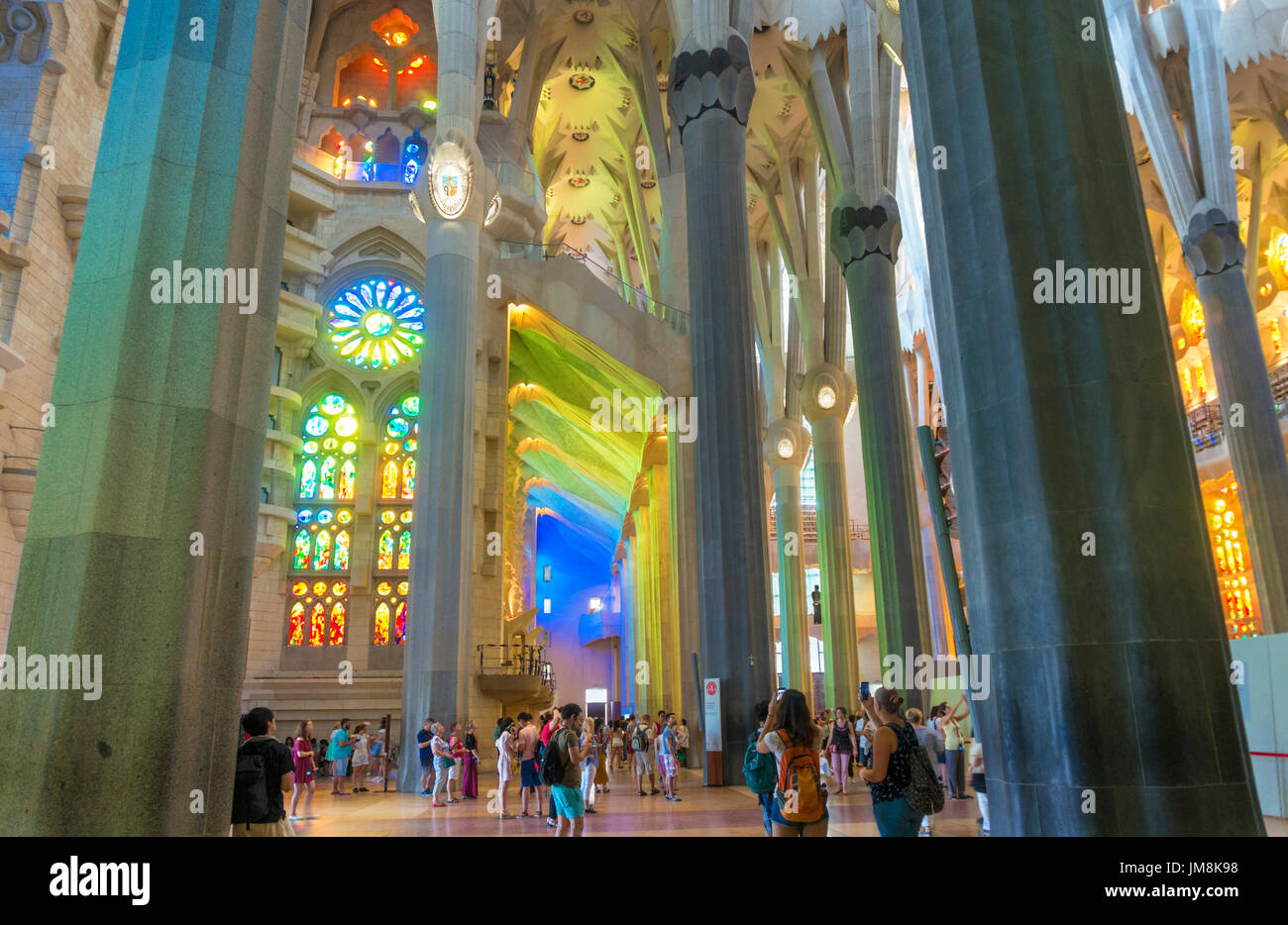 Barcellona Catalogna Spagna Barcellona La Sagrada Familia basilica cattedrale interno con finestre di vetro macchiate di Antoni Gaudì barcellona catalogna Foto Stock