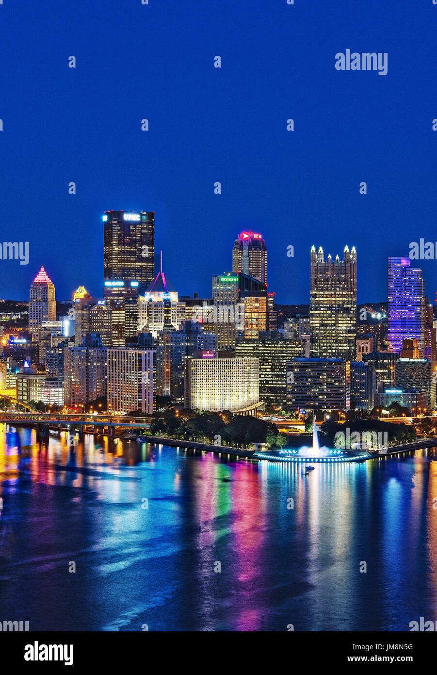 Skyline della città di notte di Pittsburgh, in Pennsylvania, Stati Uniti d'America. Foto Stock