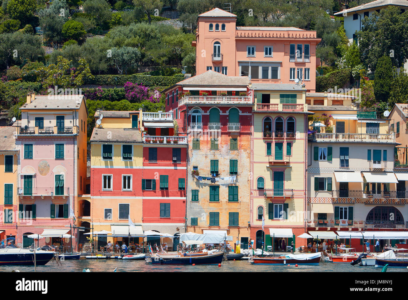 Portofino tipico bellissimo villaggio con case colorate facciate in Italia, la Liguria mare costa Foto Stock