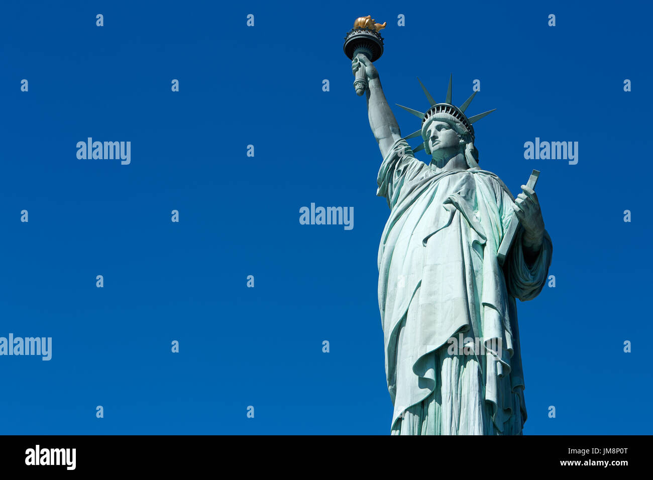 Statua della Libertà in una giornata di sole e cielo blu dello spazio vuoto Foto Stock