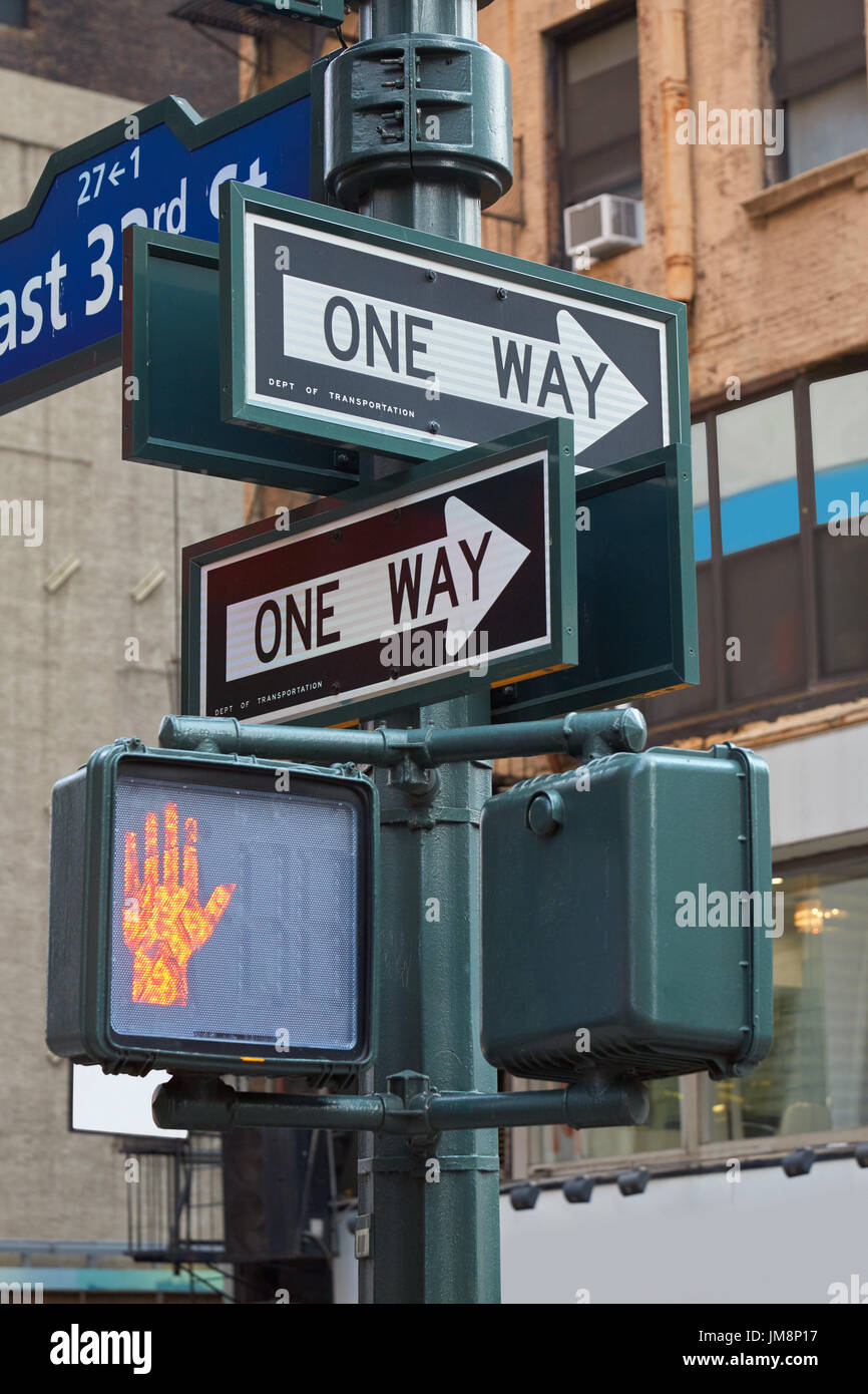 Una strada a firmare la pole a New York con il semaforo rosso in città Foto Stock