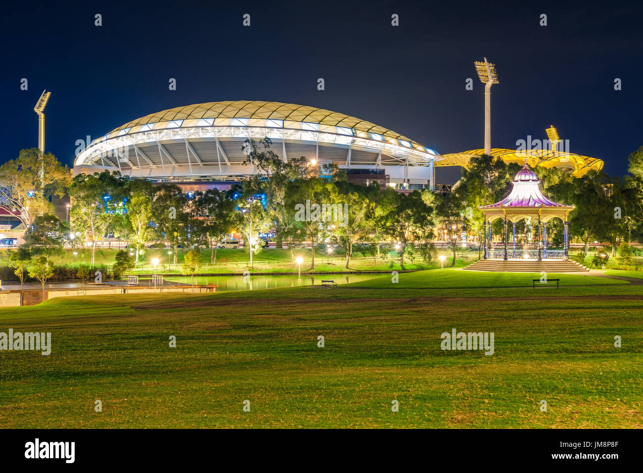 Adelaide, Australia - 16 Aprile 2017: Adelaide Oval con Elder Park Rotunda illuminata di notte Foto Stock