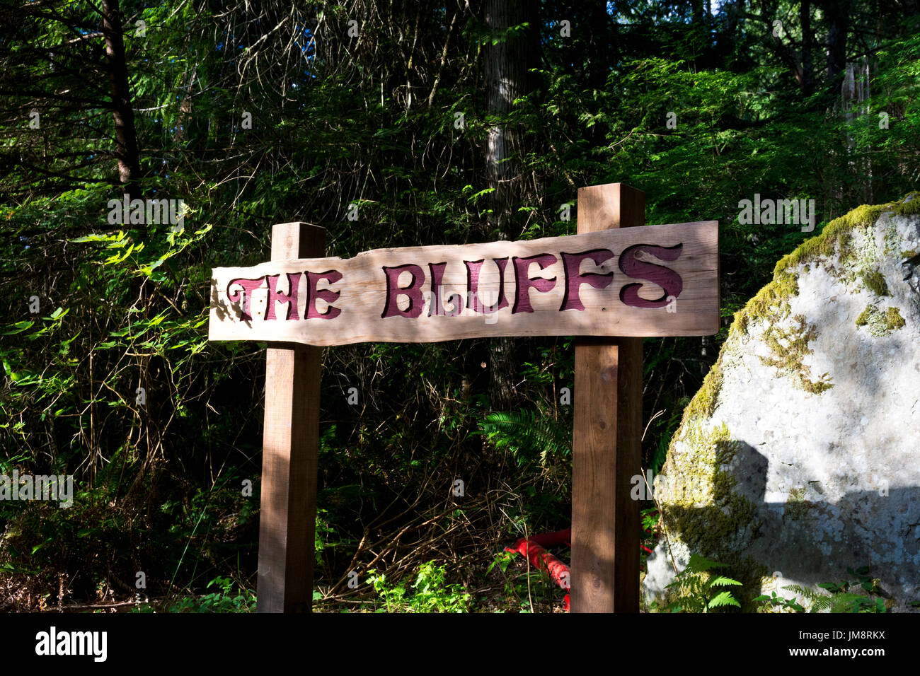 Firmare all'entrata di scogliere su Galiano Island, British Columbia, Canada Foto Stock