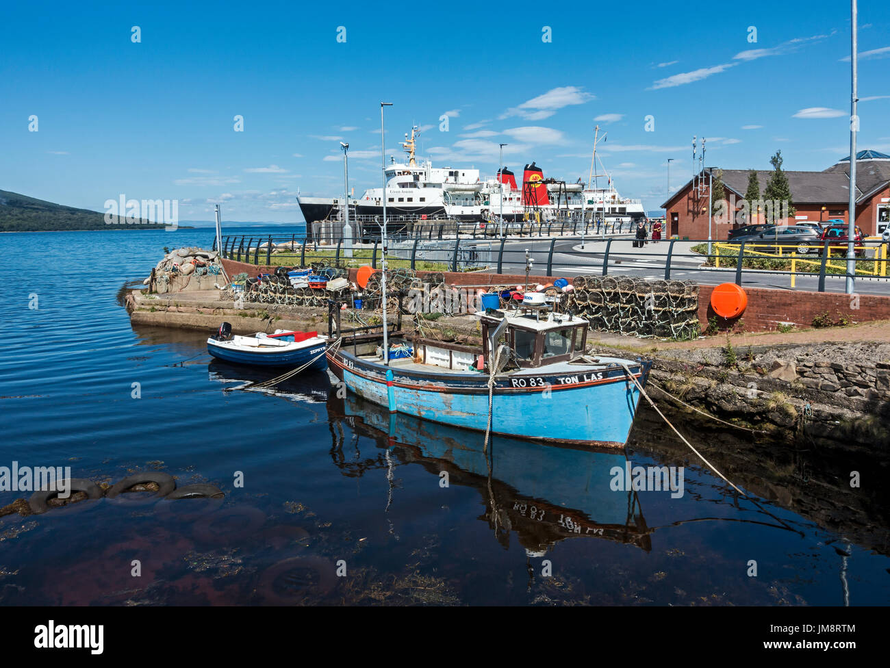 Caledonian MacBrayne traghetto per trasporto auto e passeggeri Isle of Arran presso il molo a Brodick Arran Argyll & Bute Scozia UK Foto Stock