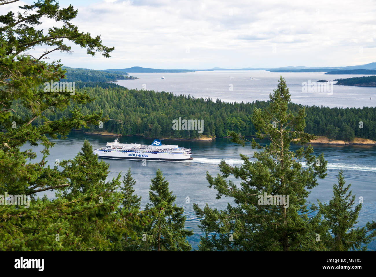 Vista aerea di un BC Ferry che viaggiano attraverso un attivo Pass. Come si vede dalle scogliere su Galiano Island. Nel Golfo Isola, British Columbia, Canada. Foto Stock