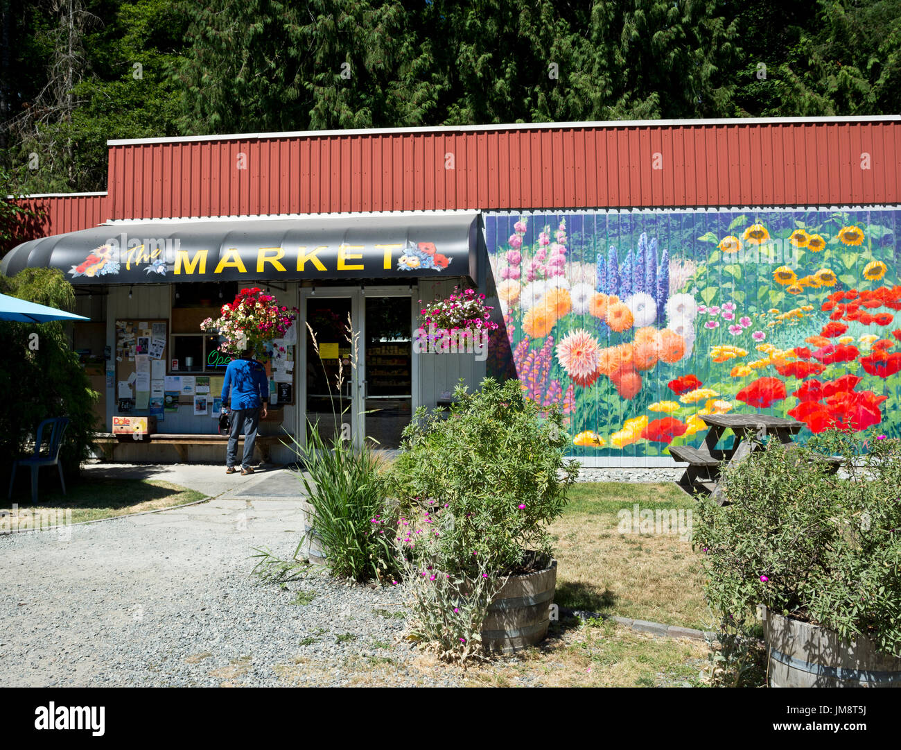 Mercato negozio di alimentari a Galiano Island, BC, Canada con motivi floreali murale di artista Keith Holmes. Foto Stock