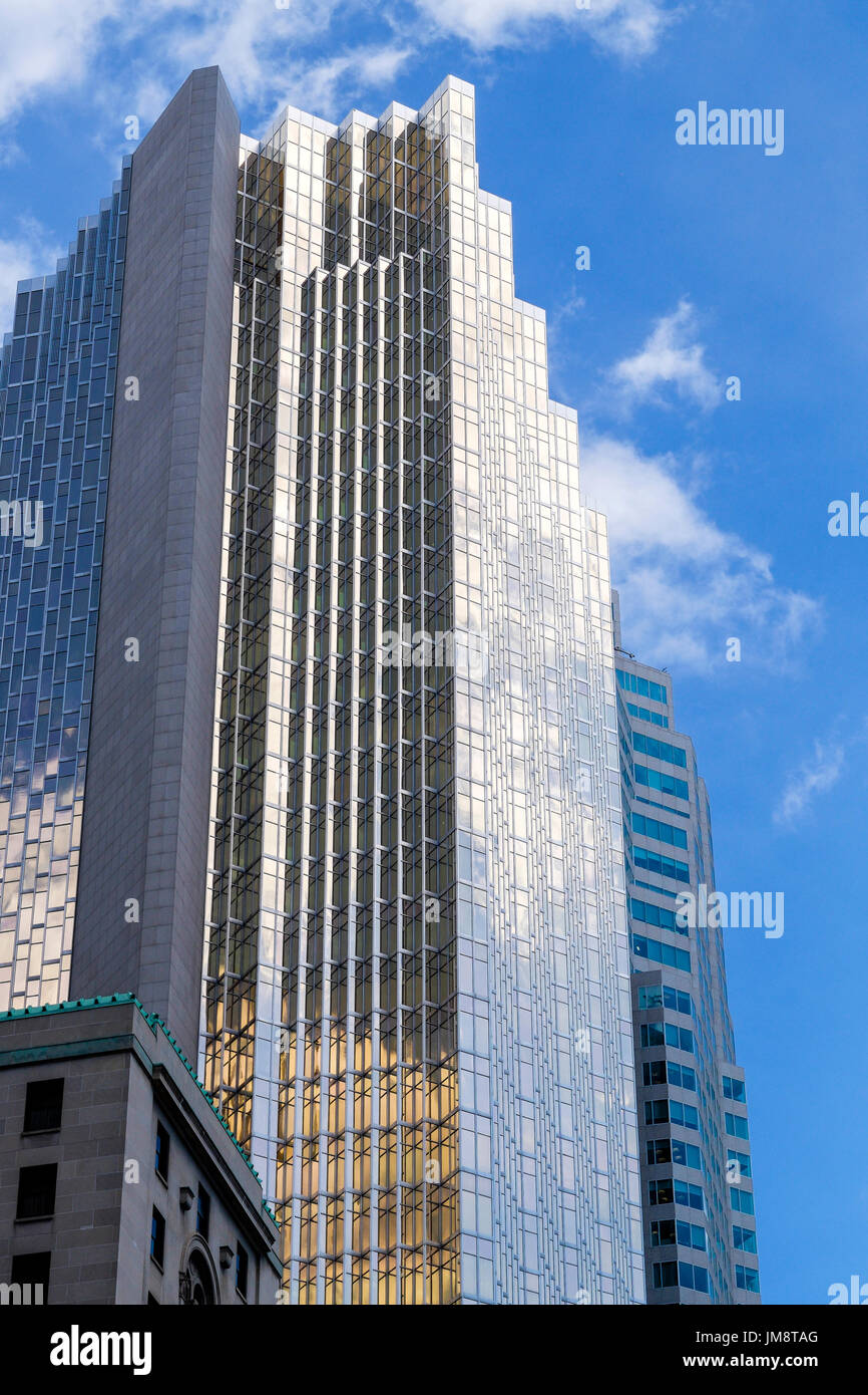 L'imponente facciata in vetro del Royal Bank Plaza da Front Street, centro di Toronto in una giornata di sole. Foto Stock