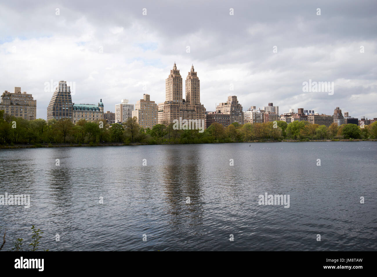 Jacqueline Kennedy Onassis serbatoio parco centrale con vedute di upper west side edifici di appartamenti New York City USA Foto Stock