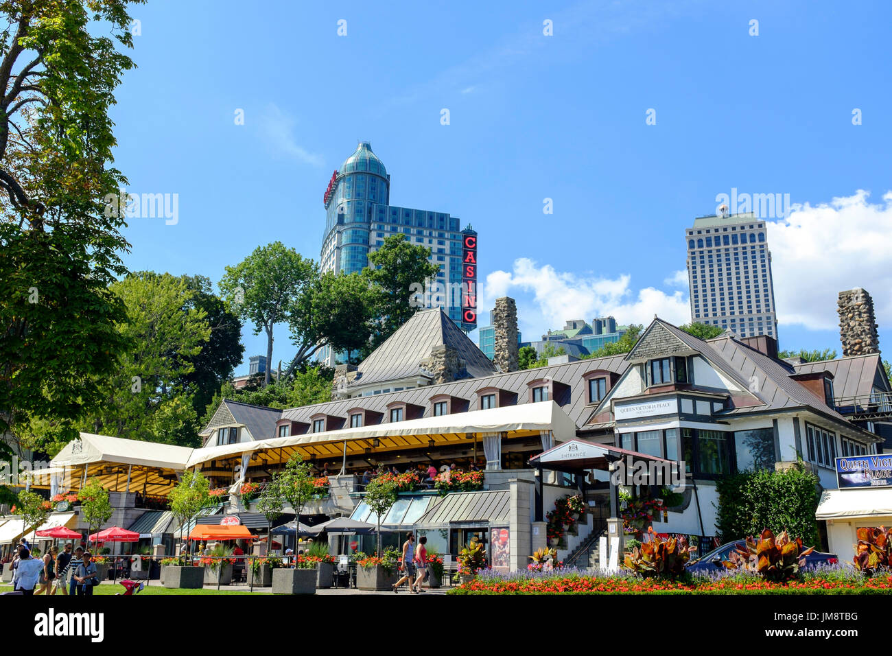 L'ingresso anteriore del Queen Victoria Place Restaurant su Niagara Parkway, Niagara Falls, Ontario, Canada in una giornata di sole. Casino in background. Foto Stock