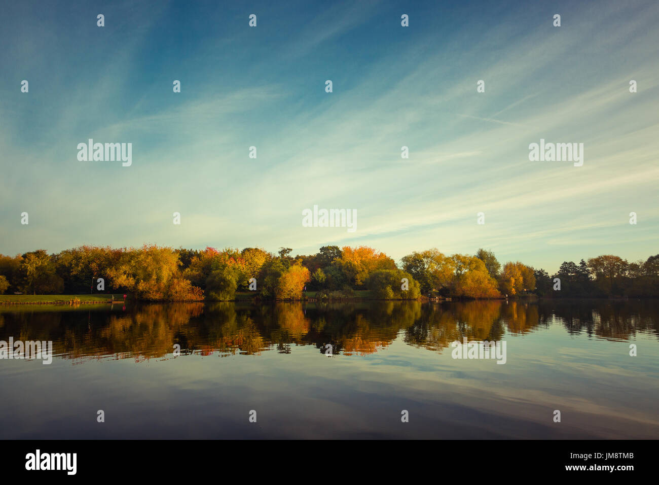 I colori dell'autunno in inizio di mattina di parco con il lago Foto Stock