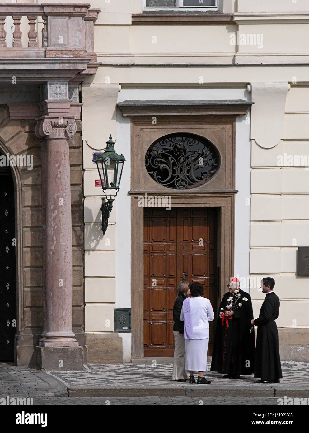 Al di fuori del palazzo arcivescovile in Piazza Hradcany, (Arcibiskupský palác su Hradčanské náměstí), Praga, Repubblica Ceca Foto Stock