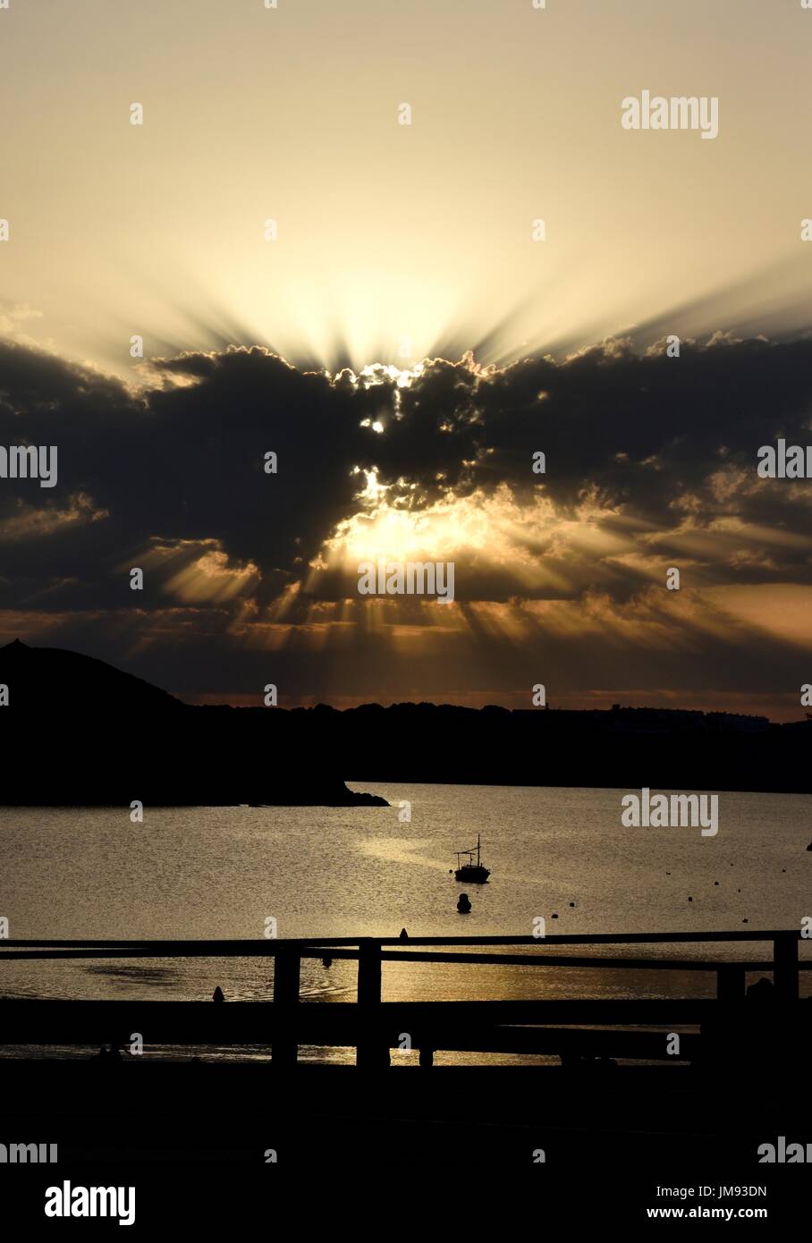 Sunset, drammatica del cielo della sera Arenal den Castell Menorca Minorca Foto Stock