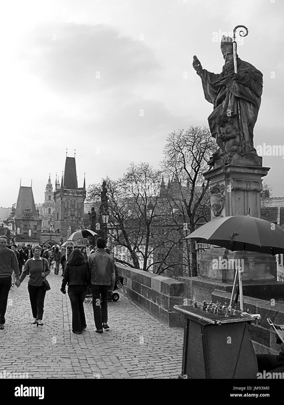 Ponte Carlo (Karlův Most) e la statua di Sant'Agostino, con Malá Strana e le Torri del Ponte oltre, Praga, Repubblica Ceca: Bianco e nero Foto Stock