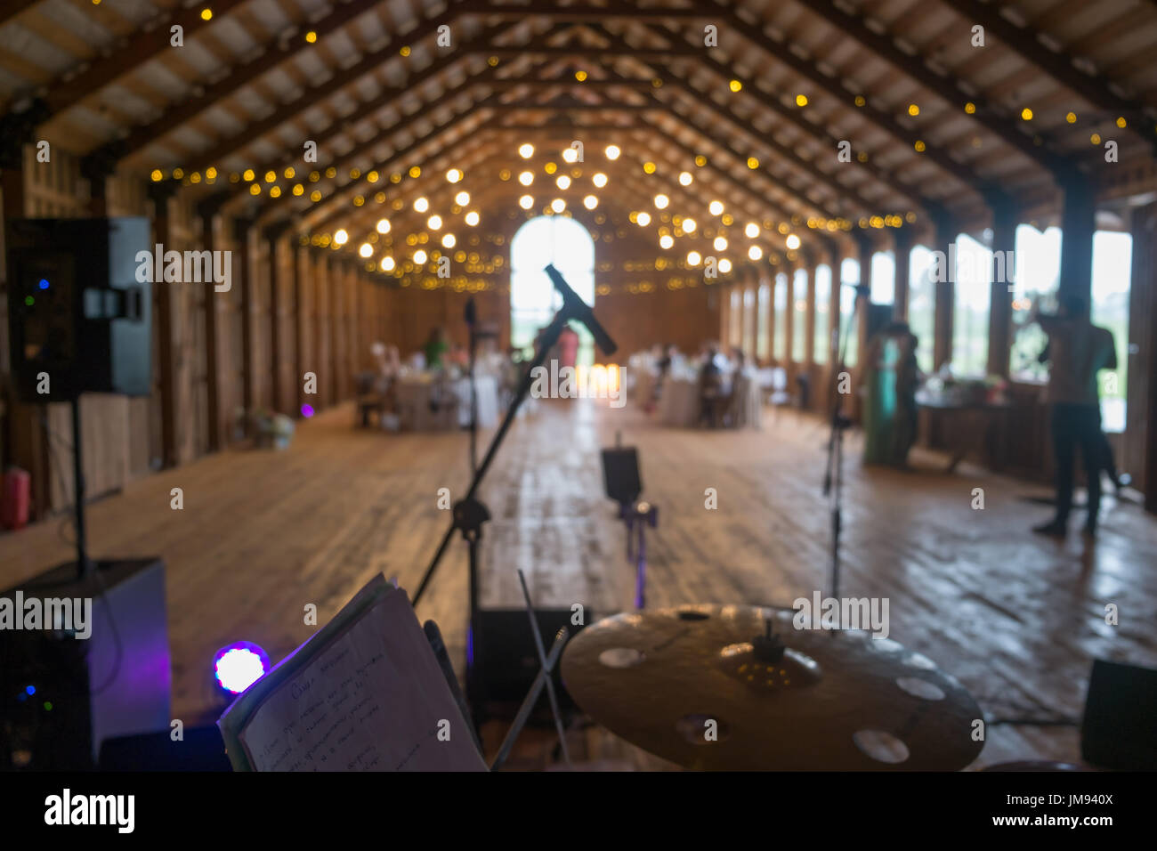 Vista dal tamburo impostata su di un palco con focus sul microfono. Nozze in una vecchia fattoria loft. Foto Stock