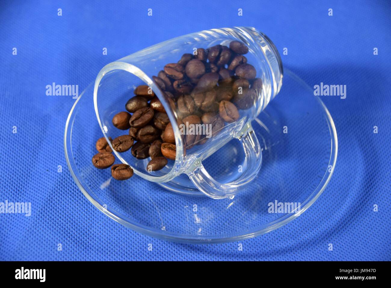Espresso in un bicchiere di vetro con i chicchi di caffè Foto Stock