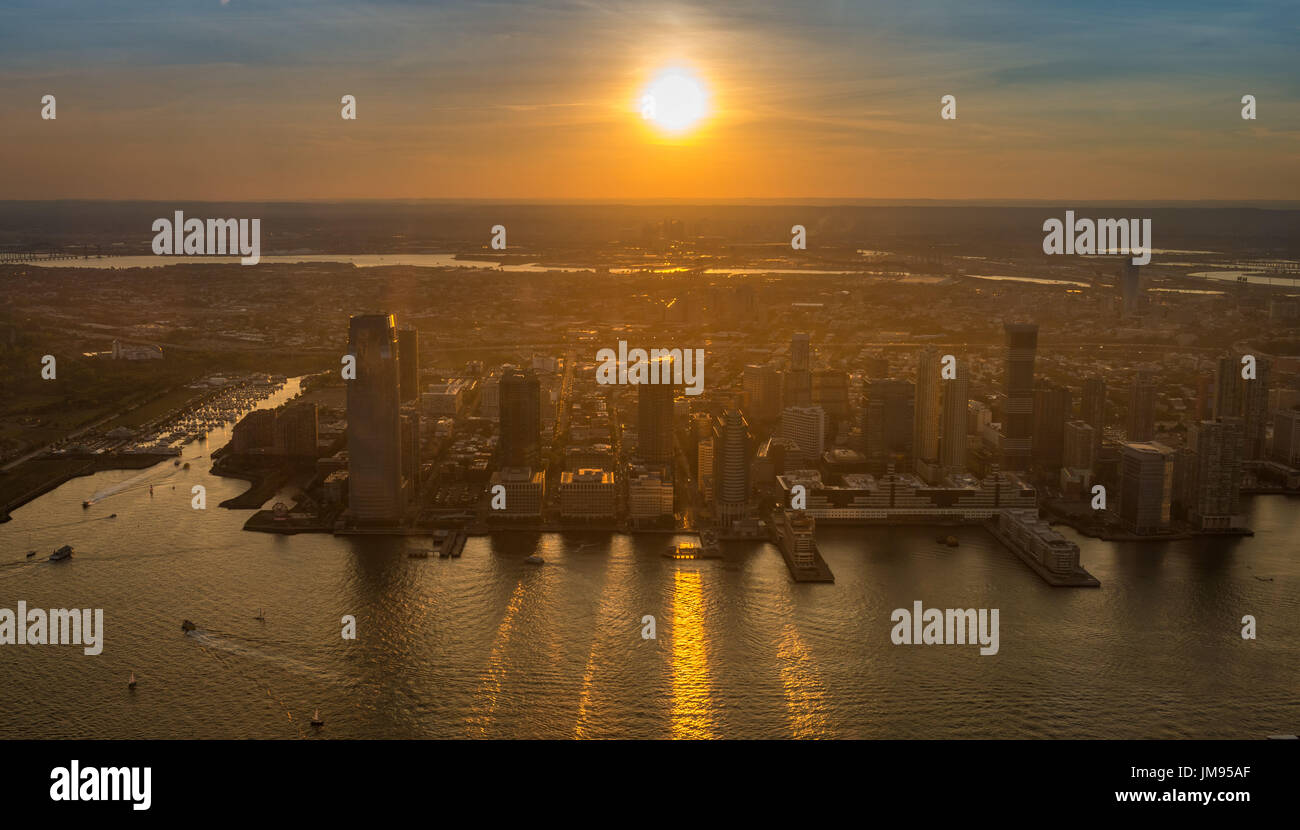 Tramonto su New Jersey e il fiume Hudson preso dal ponte di osservazione di One World Trade Center, la parte inferiore di Manhattan, New York, Stati Uniti d'America Foto Stock