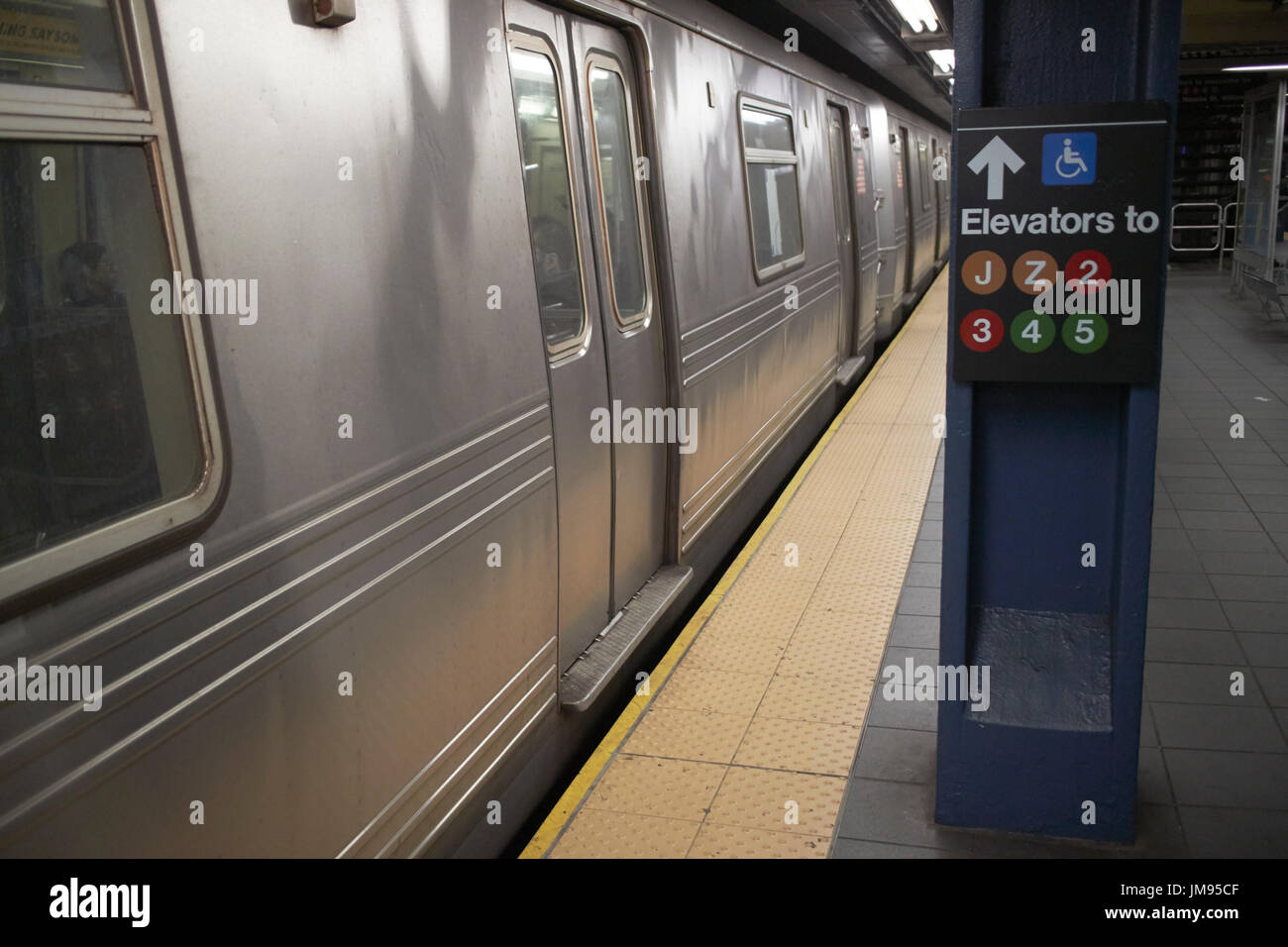 New york treno della metropolitana sulla stazione di vuoto platform New York City USA Foto Stock