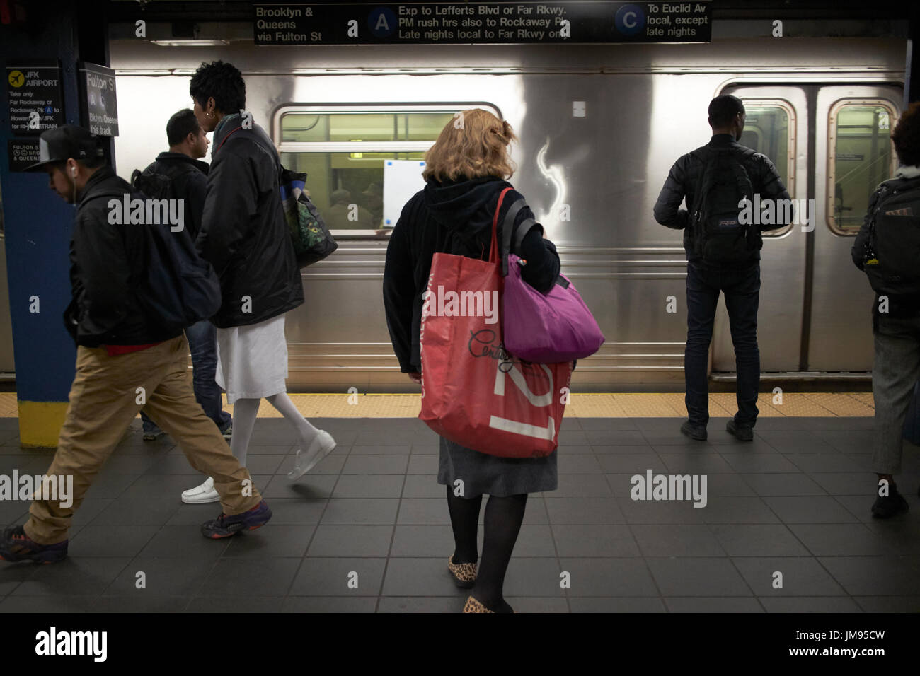 La gente in attesa sul treno in arrivo a new york alla metropolitana di New York City STATI UNITI D'AMERICA Foto Stock