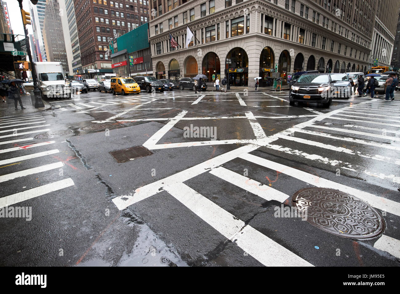Intersezione stradale sotto la pioggia di New York City STATI UNITI D'AMERICA Foto Stock