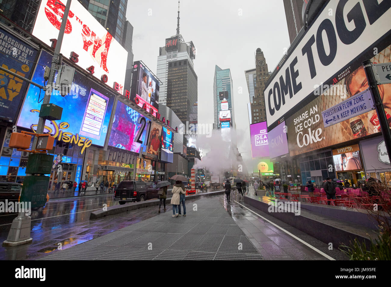 Wet times square sotto la pioggia di New York City STATI UNITI D'AMERICA Foto Stock