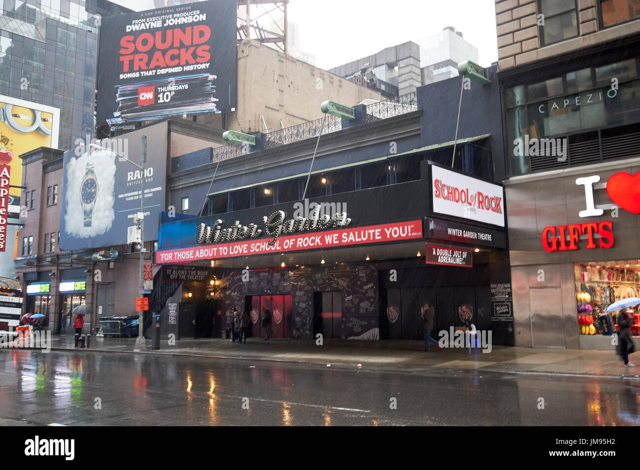 Winter Garden Theatre e scuola di roccia sotto la pioggia di New York City STATI UNITI D'AMERICA Foto Stock