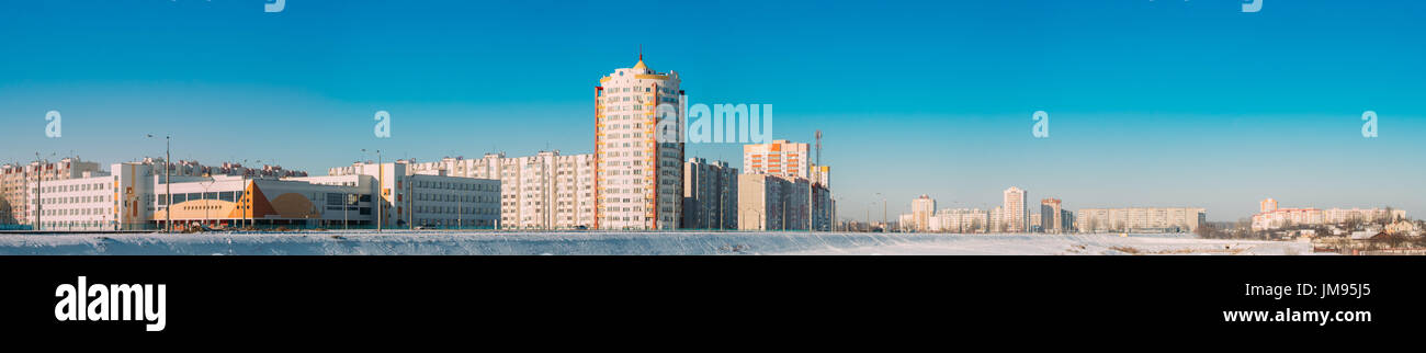 Gomel, Bielorussia. High School № 72 e Vista di Urban Area residenziale in Microdistrict Volotova. Panorama dell'architettura residenziale in inverno pieno di sole D Foto Stock