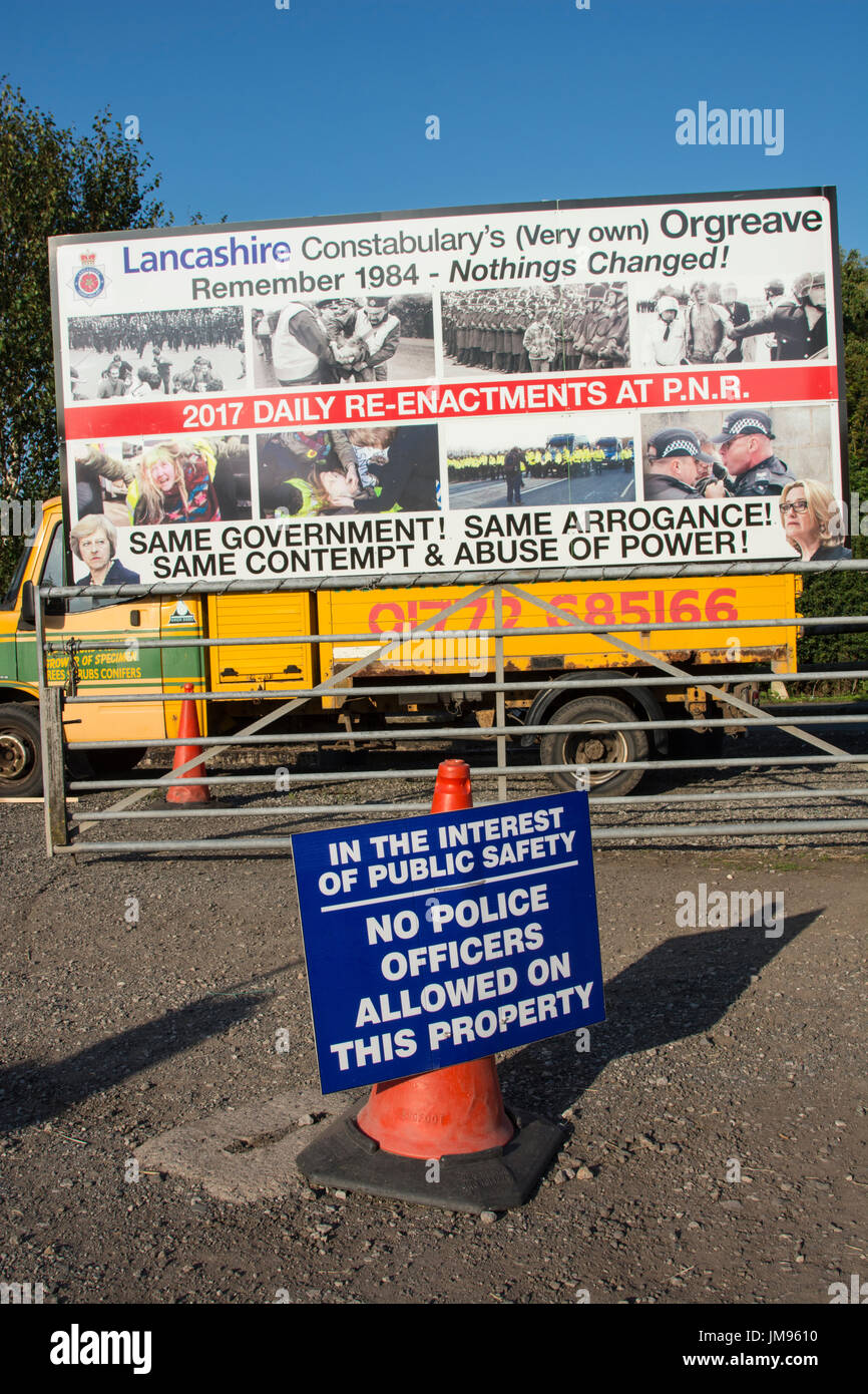 A causa di presunte polizia brutalità contro l'anti-fracking manifestanti, segno posto sul business locali occupati dai manifestanti. Foto Stock