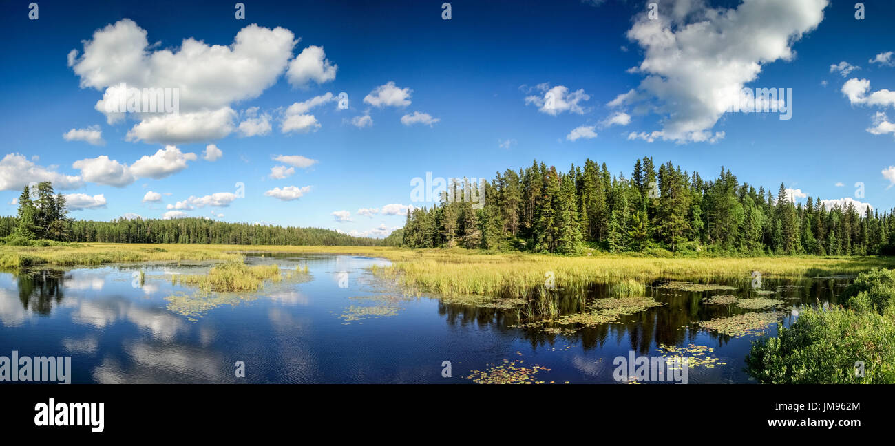 Specchio azzurro lago riflessi di nuvole e paesaggio. ontario, Canada. Foto Stock