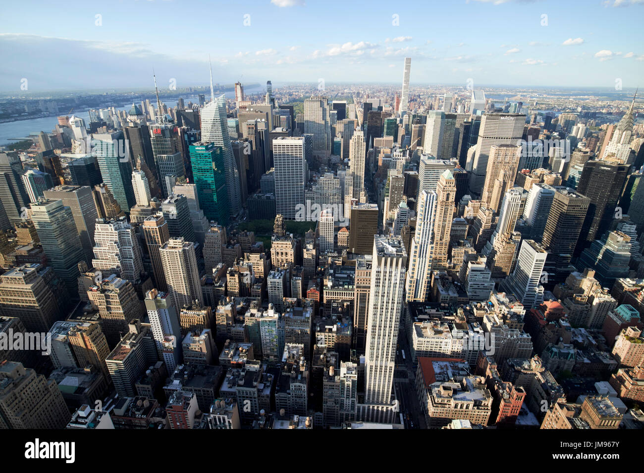 Vista aerea del nord di midtown Manhattan centrale visto dall'osservatorio dell'Empire State Building di New York City STATI UNITI D'AMERICA Foto Stock