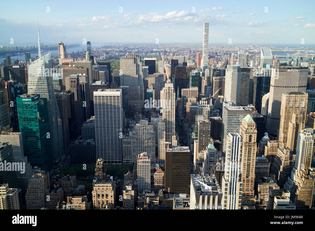 Vista aerea del nord di midtown Manhattan centrale visto dall'osservatorio dell'Empire State Building di New York City STATI UNITI D'AMERICA Foto Stock