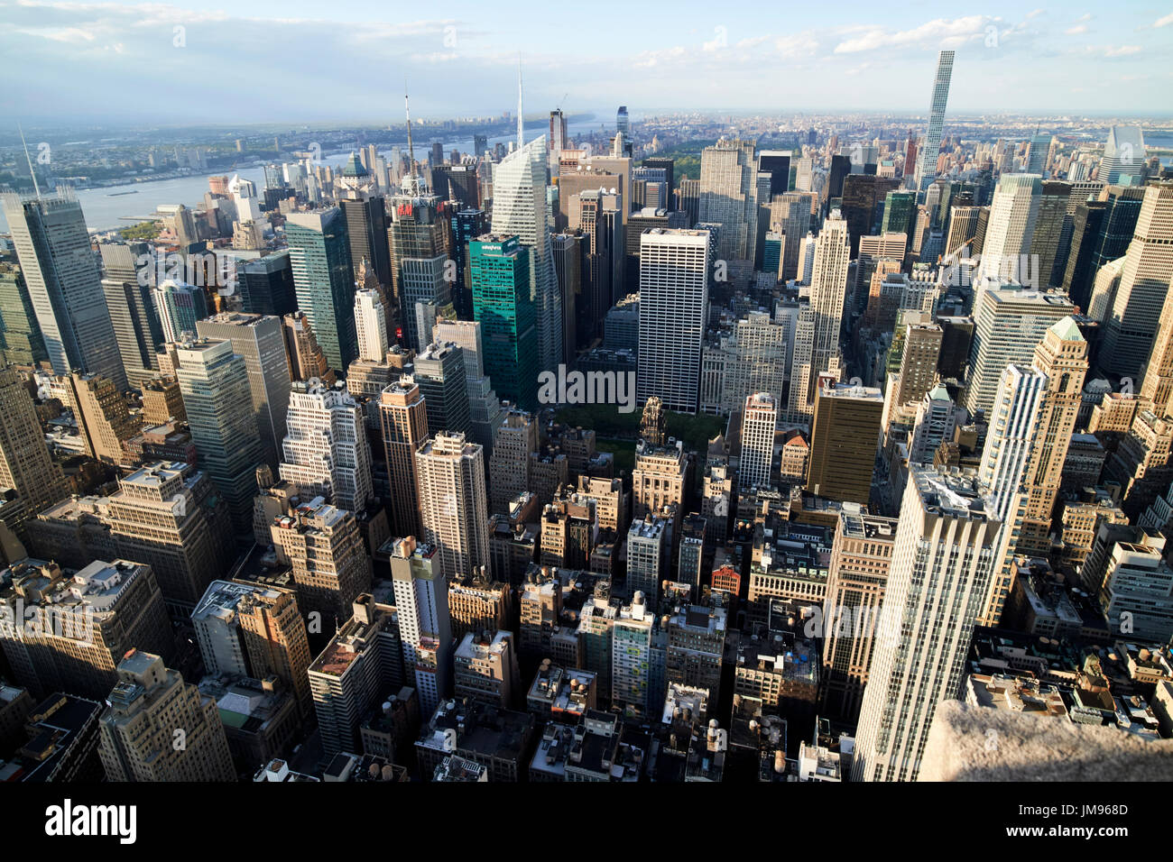 Vista aerea del nord di midtown Manhattan centrale visto dall'osservatorio dell'Empire State Building di New York City STATI UNITI D'AMERICA Foto Stock