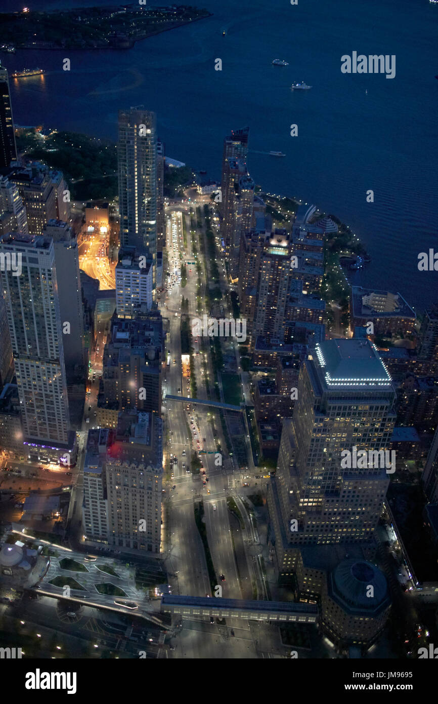 Vista aerea attraverso il vetro di Battery Park City e il quartiere finanziario di Manhattan da un osservatorio mondiale New York City USA Foto Stock