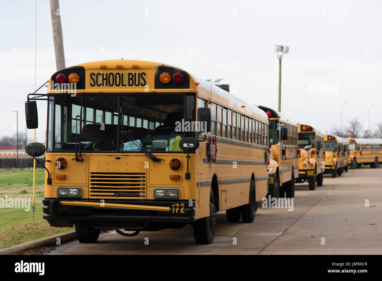 Bossier City, La., U.S.A. - Gen. 16, 2017: una linea di scuolabus sono parcheggiati in una scuola cantiere. Foto Stock