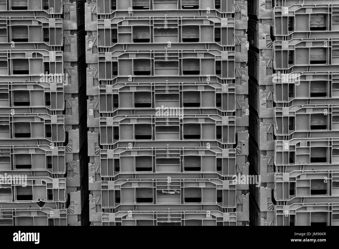 Abstract pallini di plastica impilati casse di cibo Foto Stock