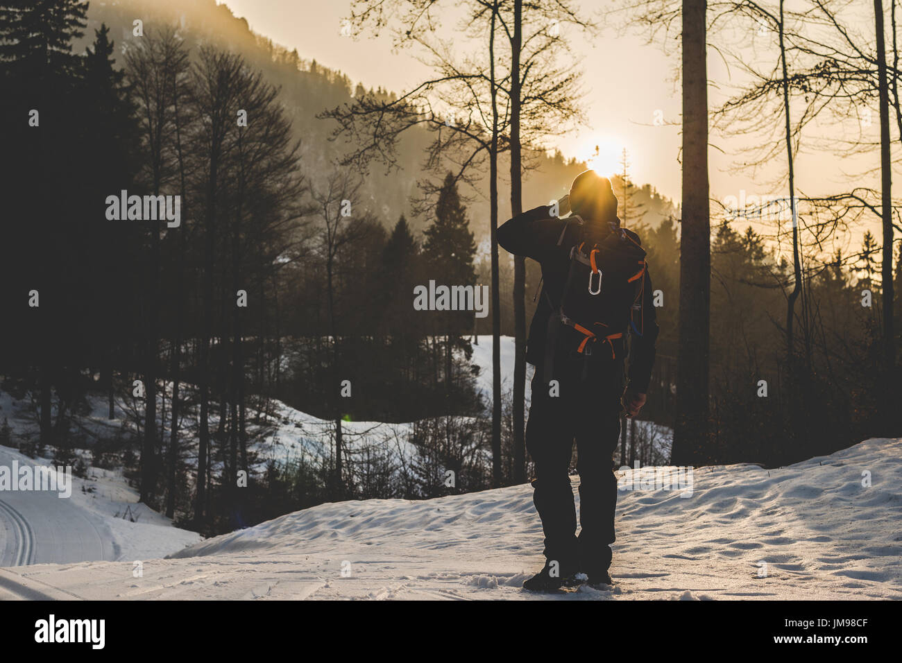 Torna a casa al tramonto - wanderlust concetto di viaggio escursione nella natura selvaggia - Outdoor Activity Alpi Italia Foto Stock
