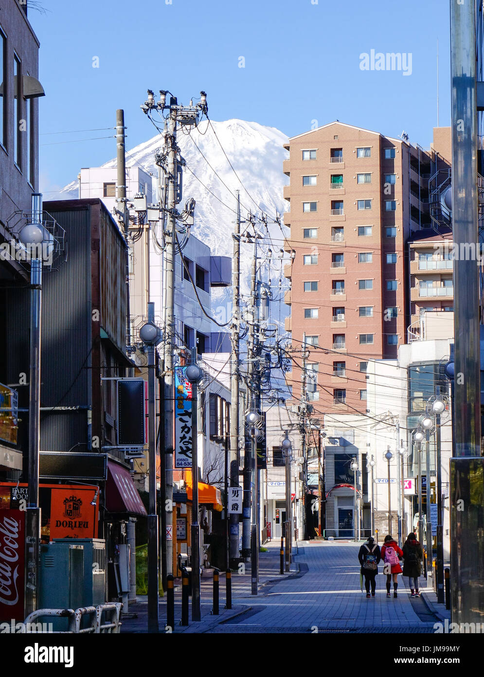 Yamanashi, Giappone - Jan 1, 2016. La gente camminare sulla strada con Mt. Fuji background in Yamanashi, Giappone. Foto Stock