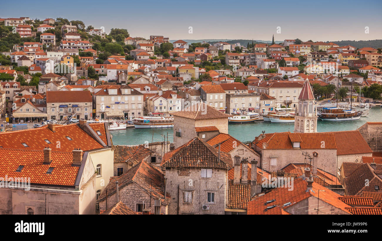 Angolo di alta vista di Trogir, Croazia, Dalmazia, Mare Adriatico, un sito patrimonio mondiale dell'UNESCO. Foto Stock