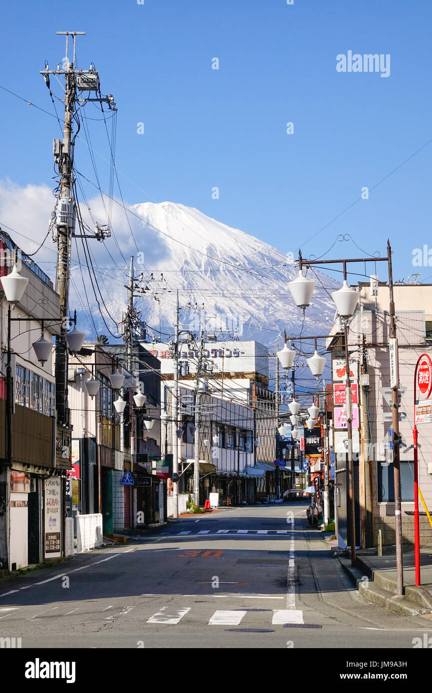 Yamanashi, Giappone - Jan 1, 2016. Vista della strada con Mt. Fuji background in Yamanashi, Giappone. Foto Stock