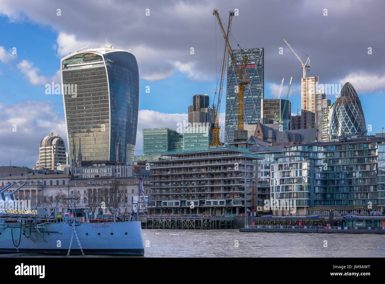 Gru a torre dominano lo skyline come sviluppo nel cuore della città di Londra si muove su a un ritmo. Foto Stock