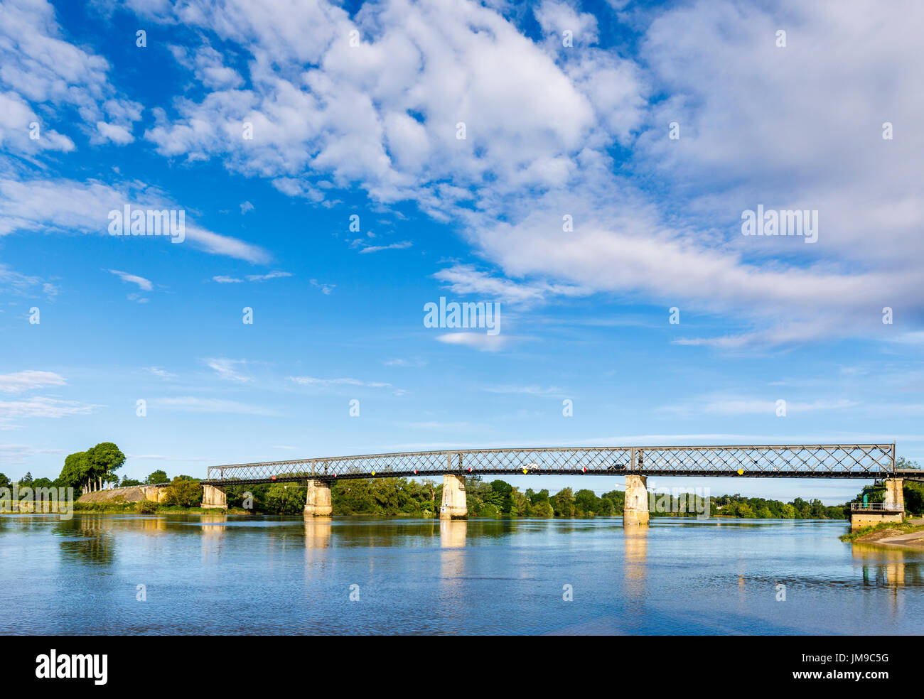 Ponte che attraversa il fiume Garonne, Cadillac, un comune nella Gironda dipartimento in Nouvelle-Aquitaine, parte sud-ovest della Francia Foto Stock