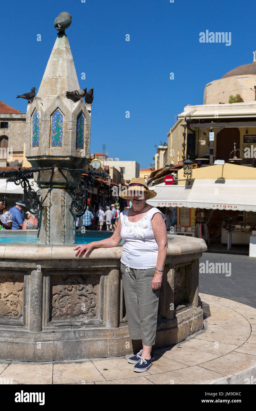 Tipico delle vacanze. Turisti in visita siti in Rodi Grecia. Foto Stock