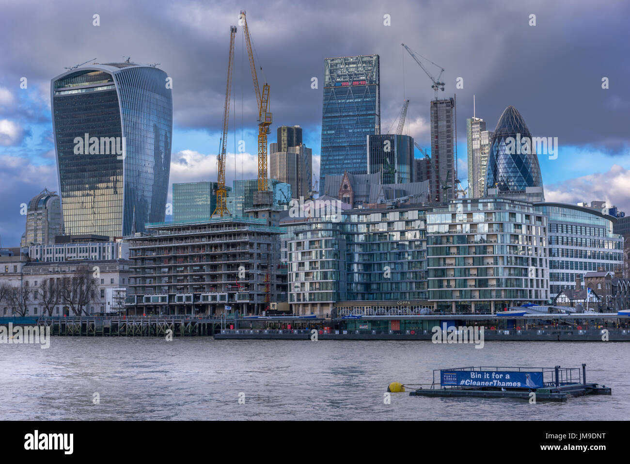 Gru a torre dominano lo skyline come sviluppo nel cuore della città di Londra si muove su a un ritmo. Foto Stock