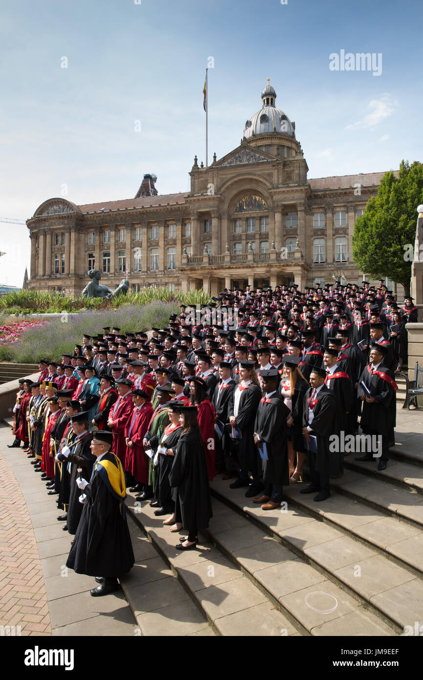 Aston University gli studenti giorno di graduazione in Birmingham. Inghilterra, Regno Unito Foto Stock