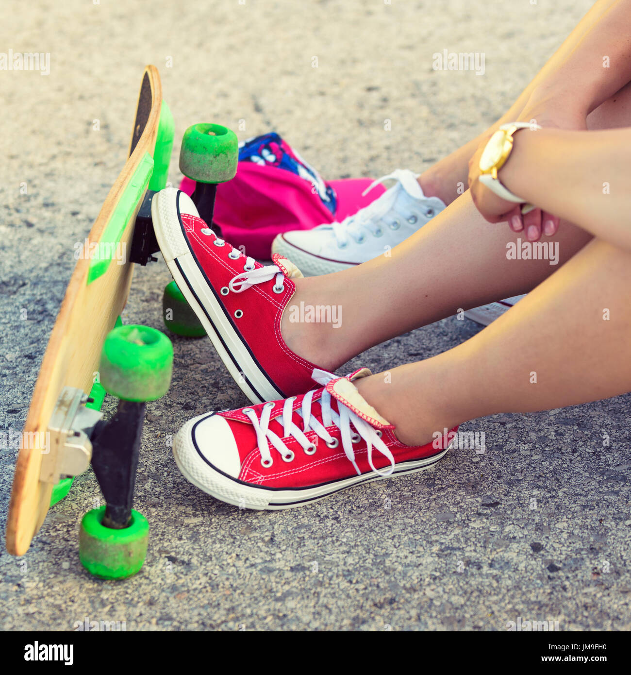 Tanga amici adolescenti con lo skateboard, colorised immagine Foto Stock