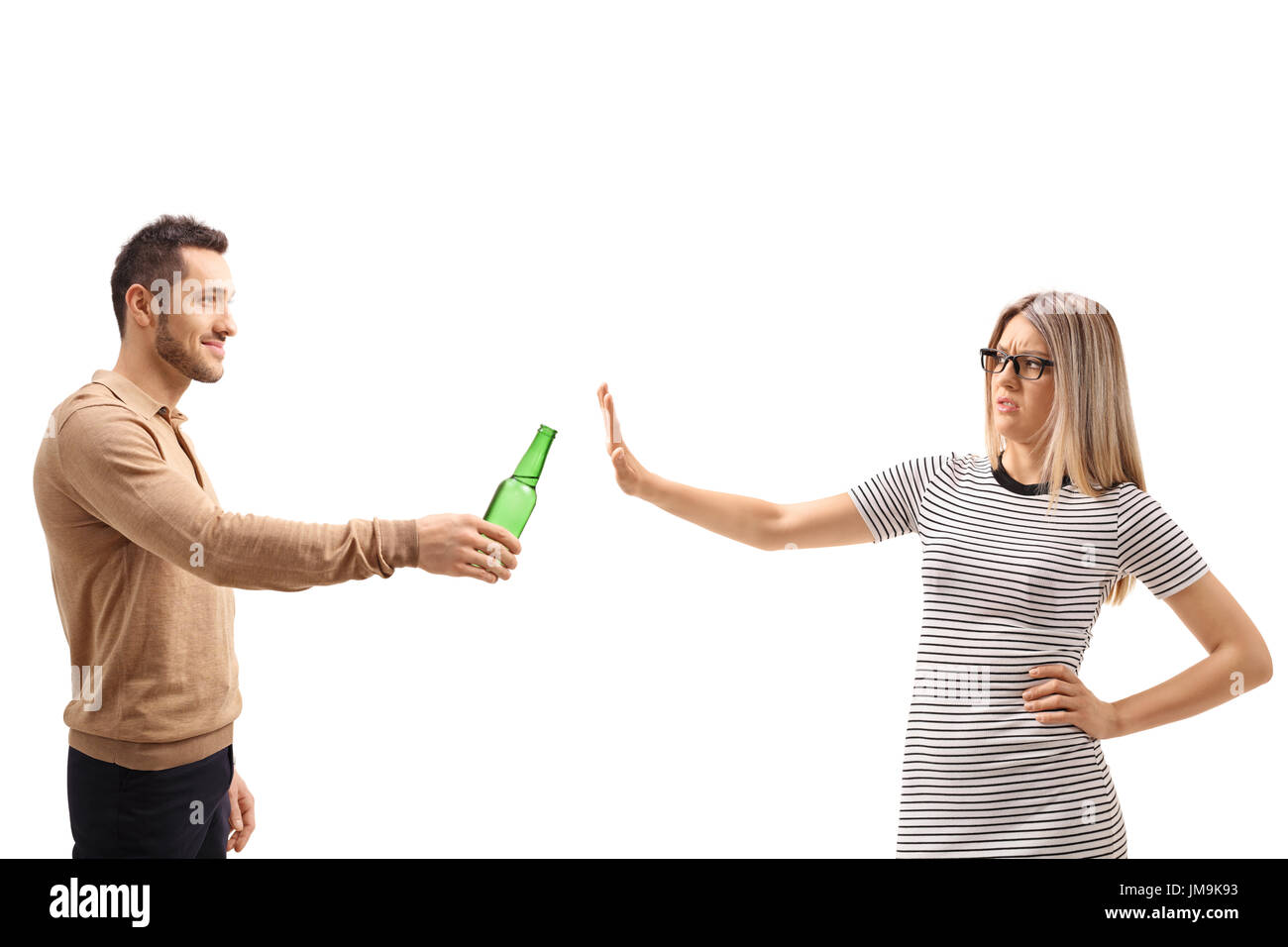 Giovane donna rifiuta una bottiglia di birra isolato su sfondo bianco Foto Stock